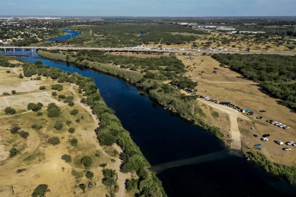 what-is-the-name-of-the-large-river-that-forms-part-of-the-border