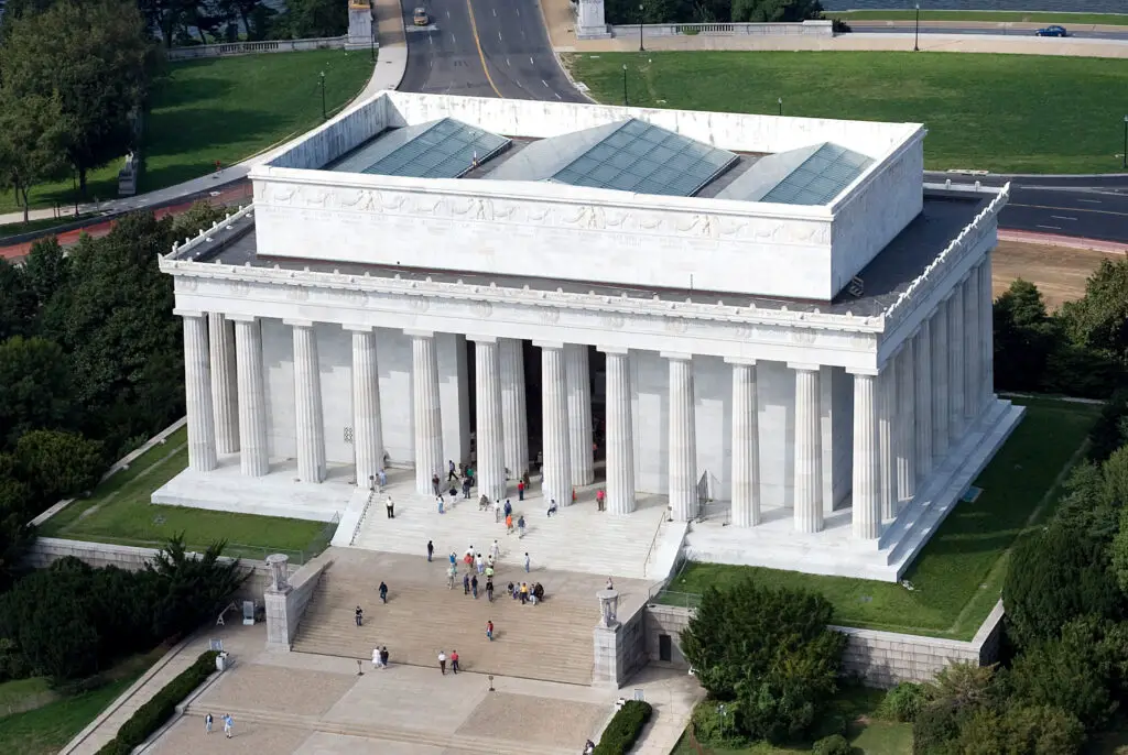 what-is-the-name-of-the-famous-monument-located-in-washington-d-c-that-honors-the-16th