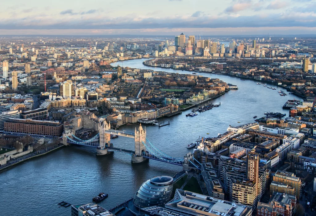 what-is-the-name-of-the-large-river-that-flows-through-london-england